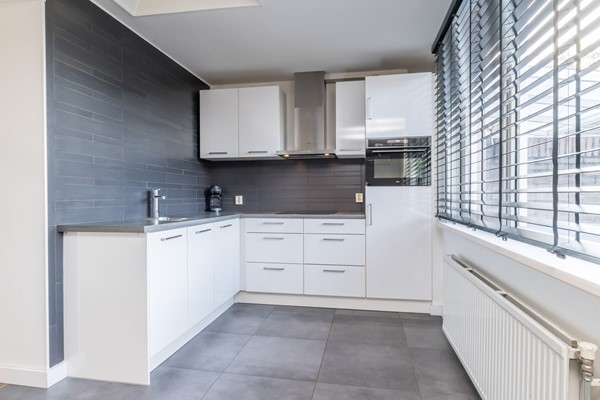 Foto - Verkocht onder voorbehoud: Instapklare gemoderniseerde hoekwoning uit 1920 met 4 slaapkamers, aanbouw met leef keuken en bijkeuken, eigen oprit (2 auto's) en een onderhoudsvriendelijke tuin gelegen op het Zuiden.